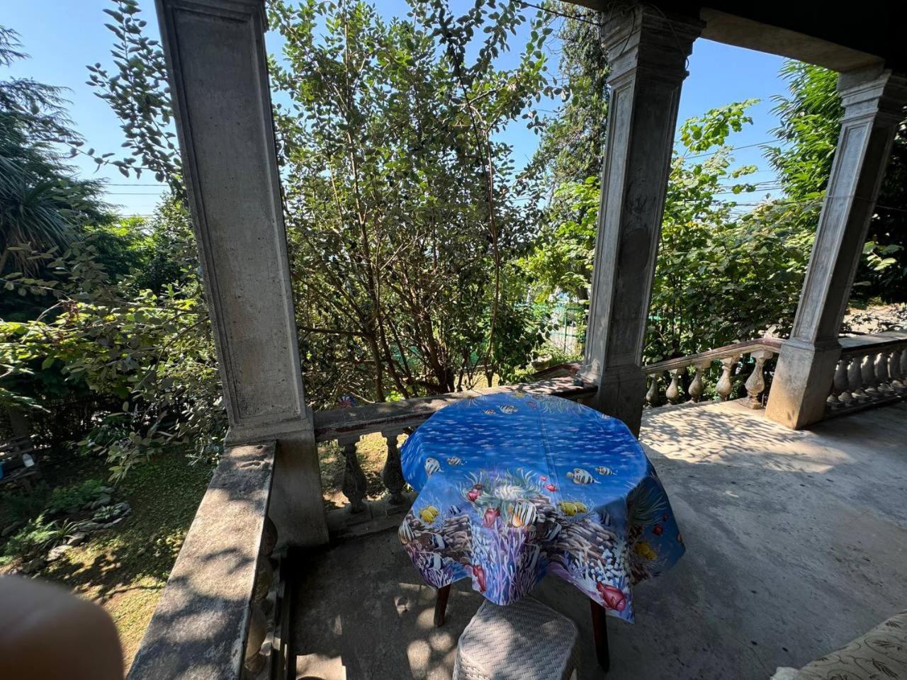 Villa House on Magnolii 1 à Batoumi Extérieur photo